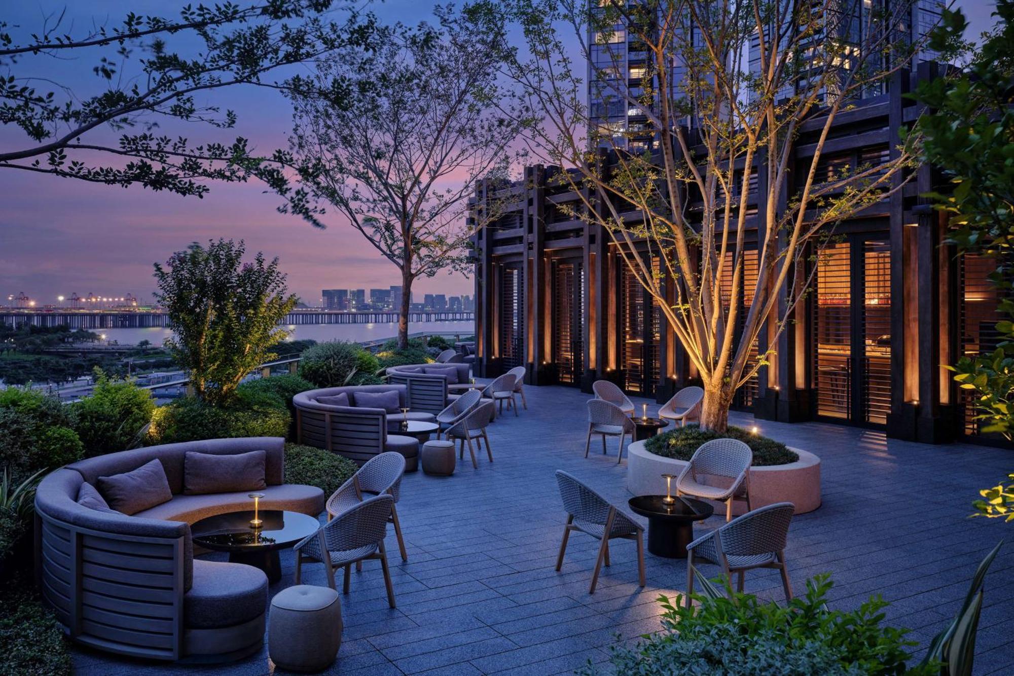 Conrad Shenzhen, The First Art Museum Hotel In Greater Bay Area With The Stunning Bay And Sunset View In The Hotel Terrace Екстер'єр фото
