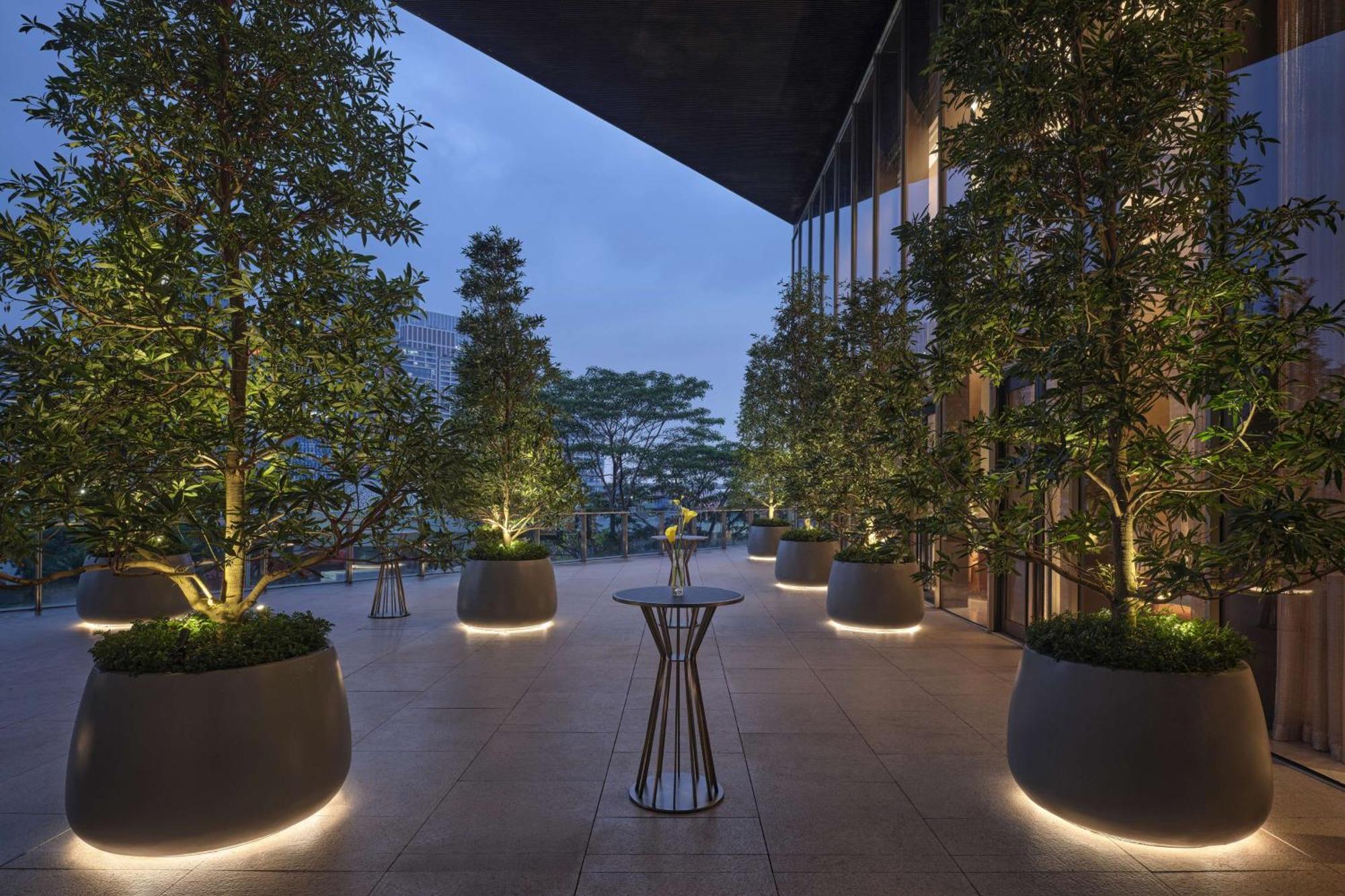 Conrad Shenzhen, The First Art Museum Hotel In Greater Bay Area With The Stunning Bay And Sunset View In The Hotel Terrace Екстер'єр фото