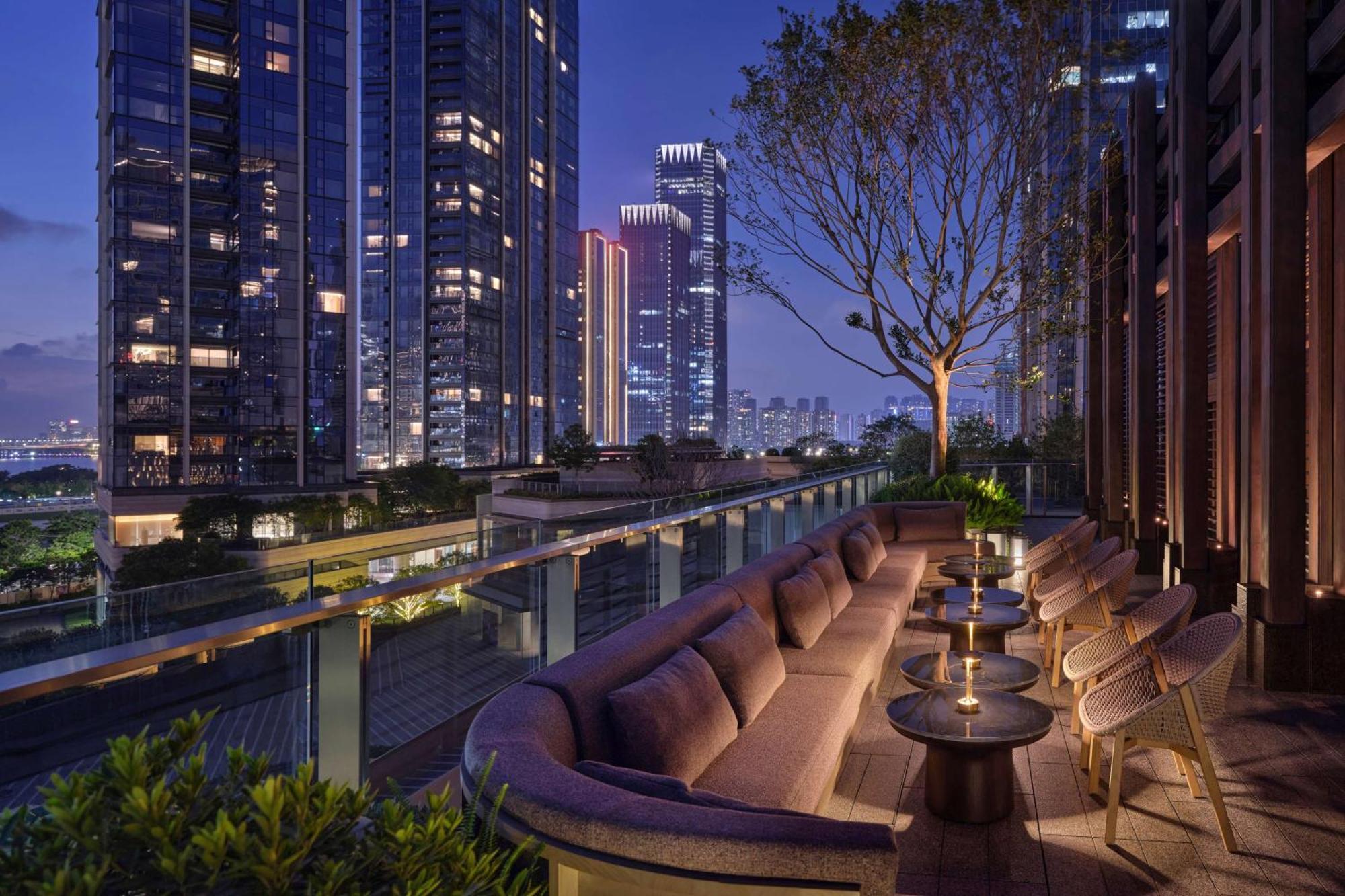 Conrad Shenzhen, The First Art Museum Hotel In Greater Bay Area With The Stunning Bay And Sunset View In The Hotel Terrace Екстер'єр фото