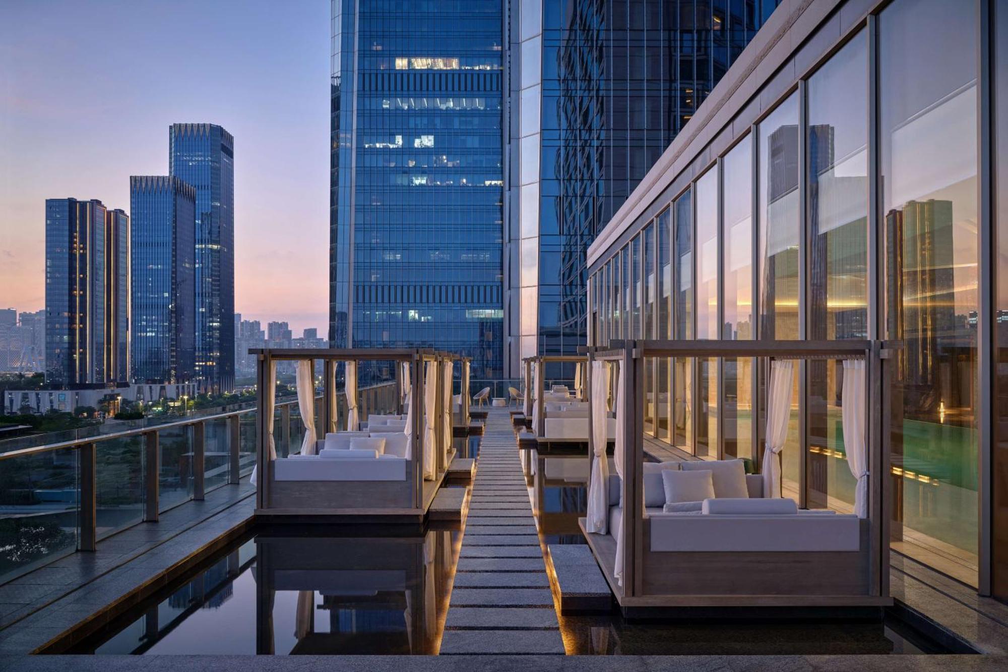 Conrad Shenzhen, The First Art Museum Hotel In Greater Bay Area With The Stunning Bay And Sunset View In The Hotel Terrace Екстер'єр фото
