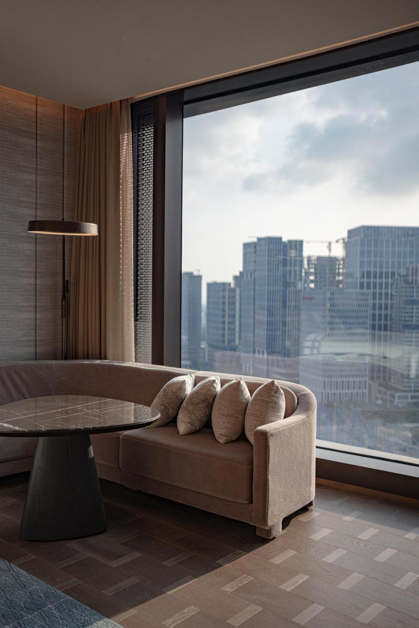 Conrad Shenzhen, The First Art Museum Hotel In Greater Bay Area With The Stunning Bay And Sunset View In The Hotel Terrace Екстер'єр фото