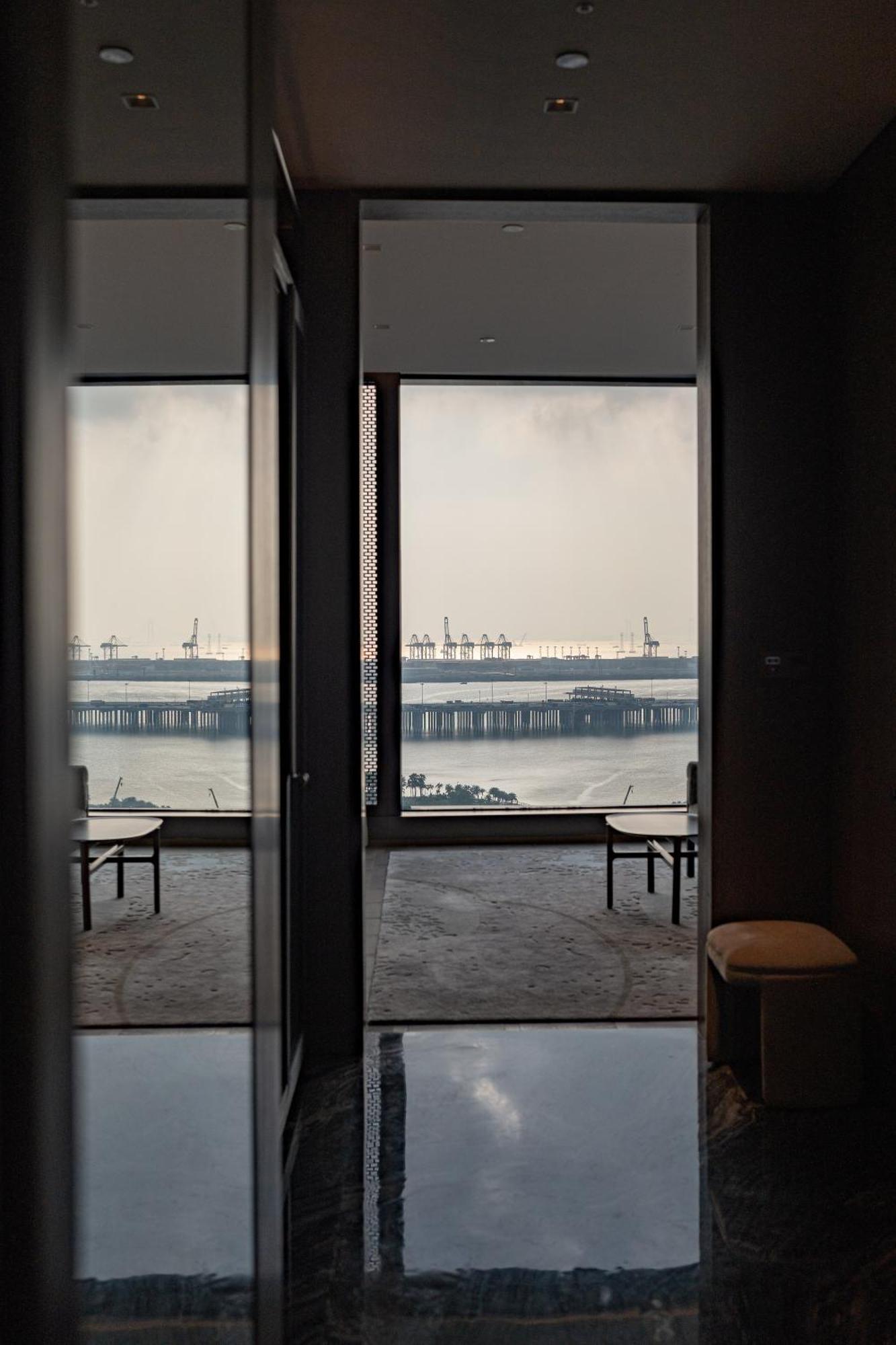 Conrad Shenzhen, The First Art Museum Hotel In Greater Bay Area With The Stunning Bay And Sunset View In The Hotel Terrace Екстер'єр фото